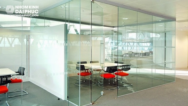 Vách Kính Văn Phòng