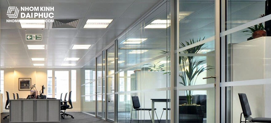 Khả Năng Cách Âm Vượt Trội Của Vách Kính Cường Lực