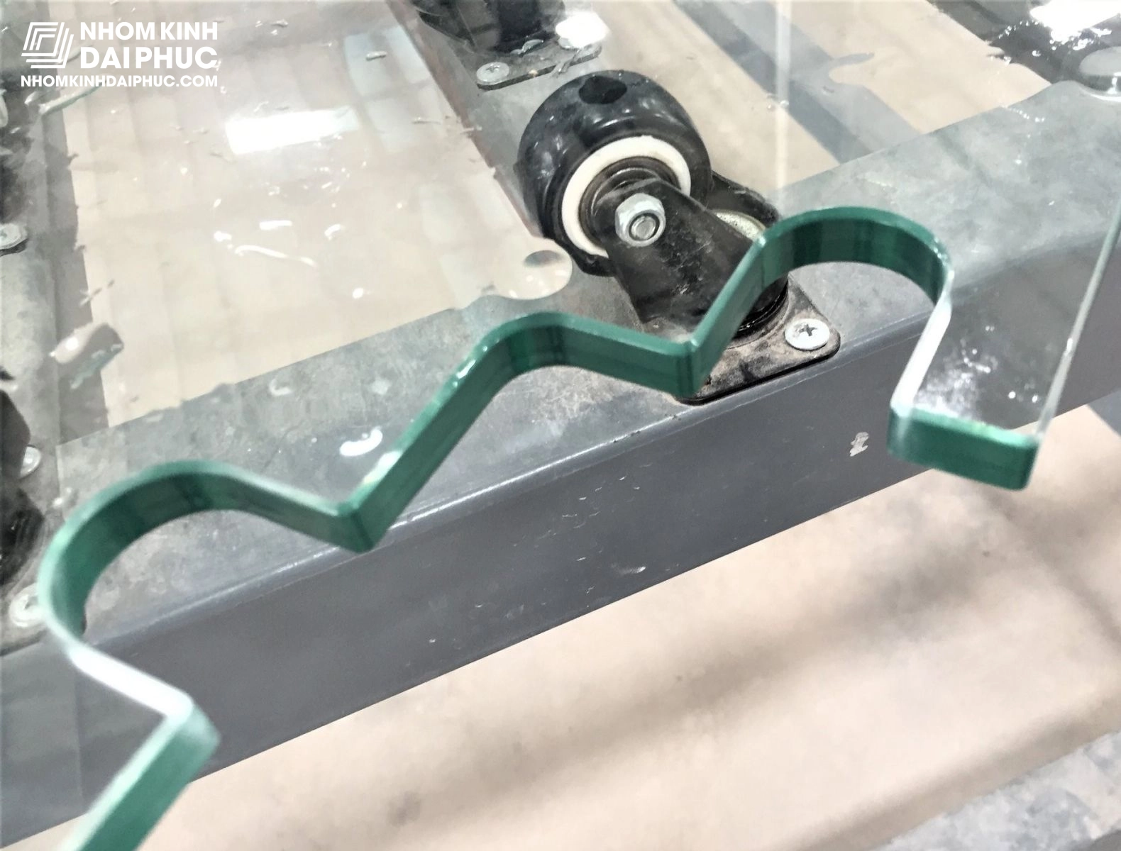 Kính được khoan khoét theo nhu cầu thiết kế