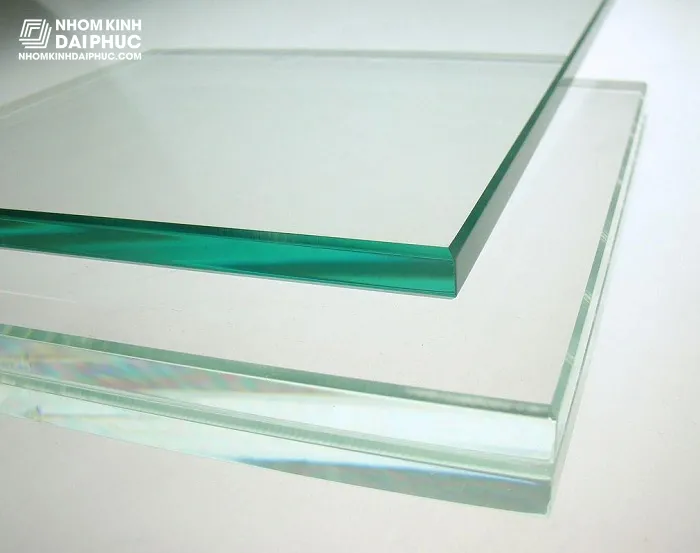 Kính cường lục siêu trong và kính thường