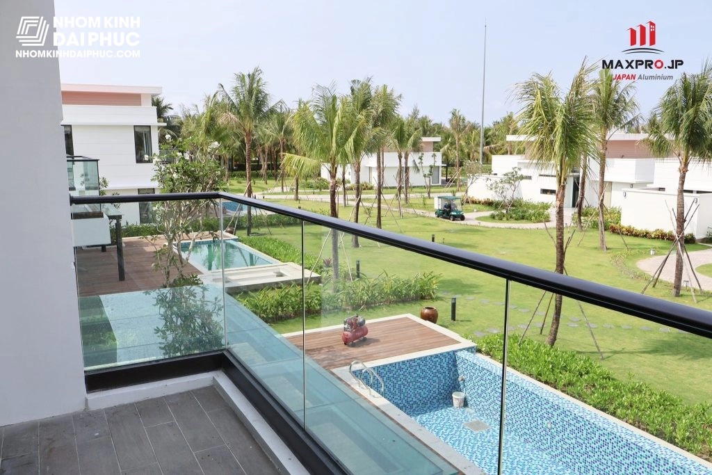 Lan can kính và các phụ kiện nhôm Maxpro rất dễ dàng vệ sinh