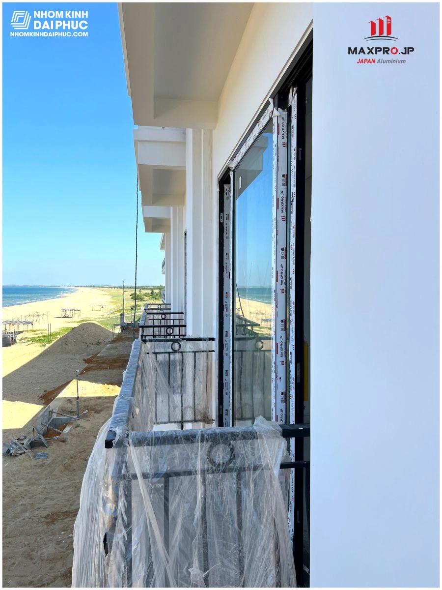 Cửa nhôm kính maxpro kháng mặn lắp ở khu vực biển