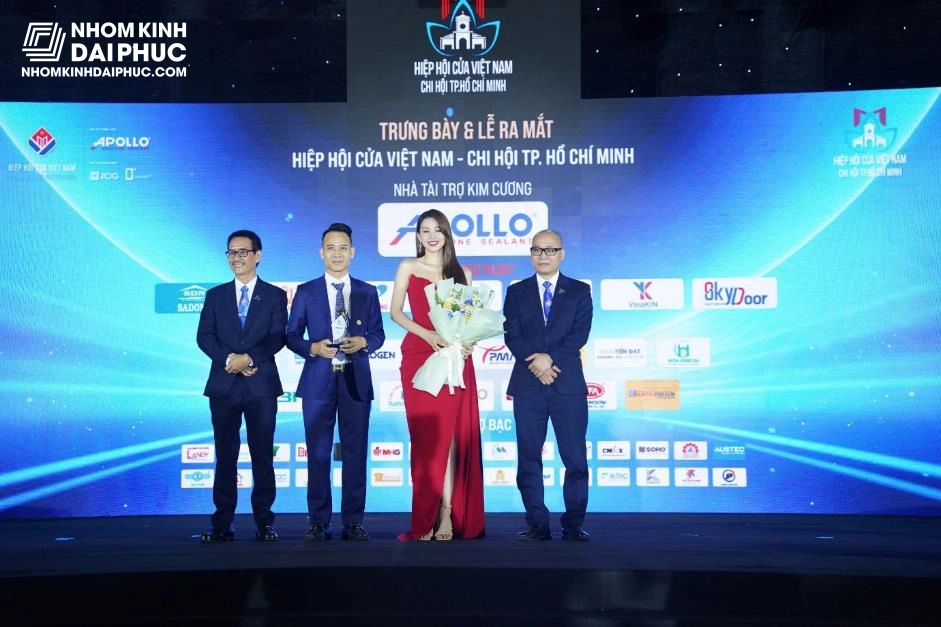 Ông Nguyễn Văn Thanh ủy viên BCH lên tặng hoa, kỷ niệm chương cho NTT Kim Cương