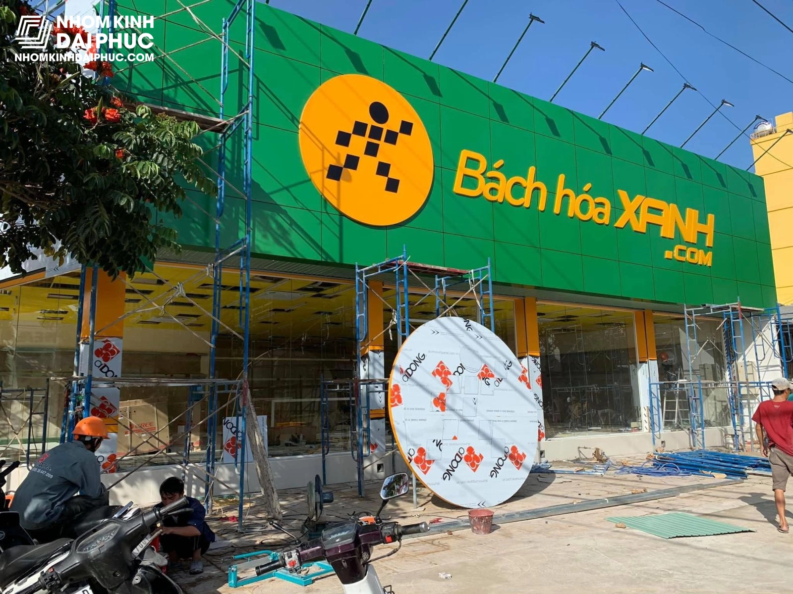 Thi công vách kính cường lực cho chuỗi cửa hàng Bách Hóa Xanh