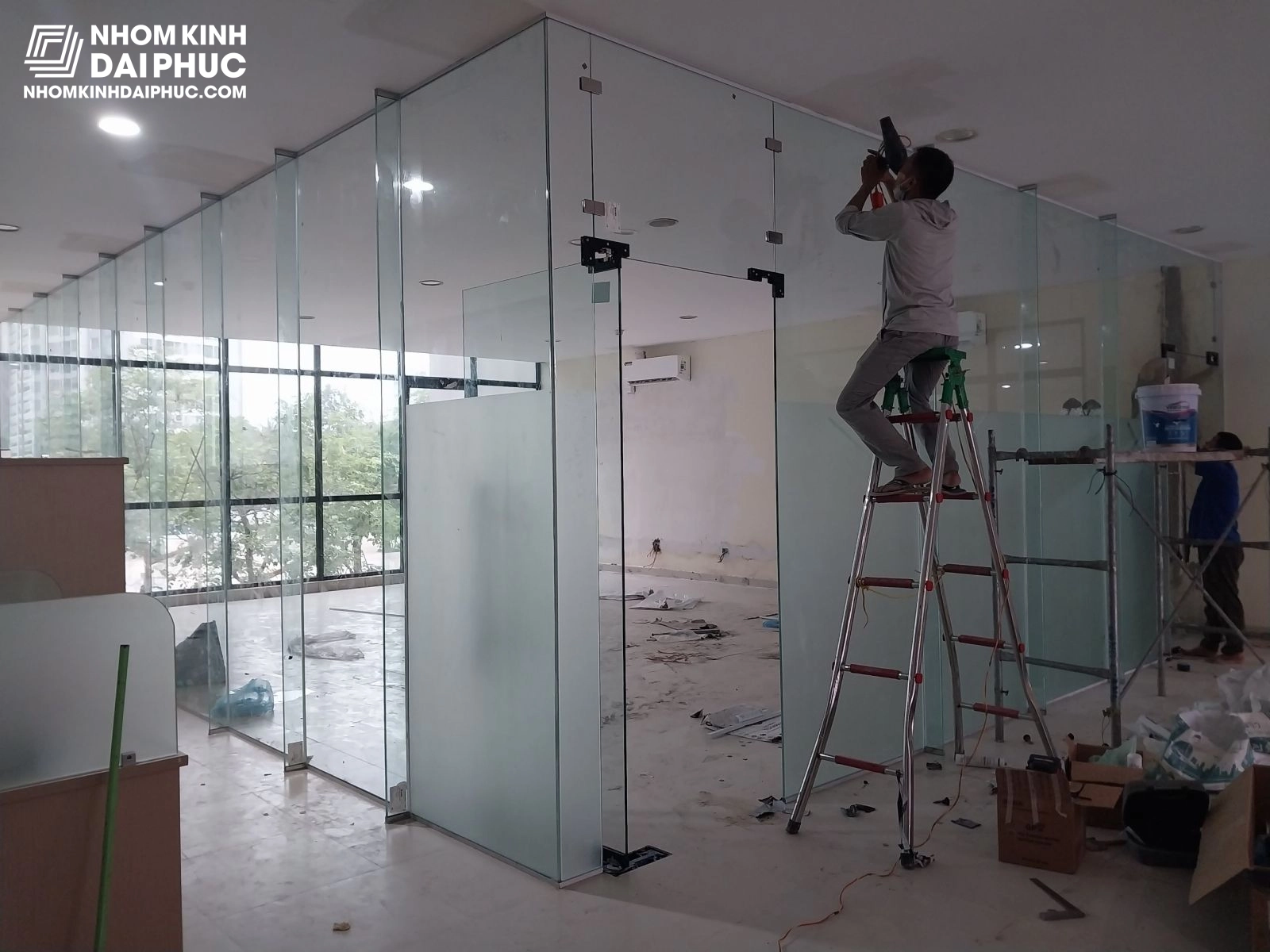 Thi công cửa kính an toàn phải đảm bảo an toàn