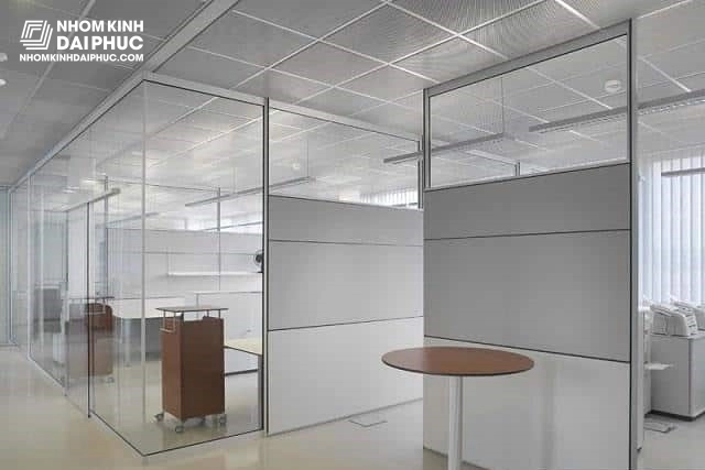 Giải mã khả năng chịu lực của vách kính cường lực