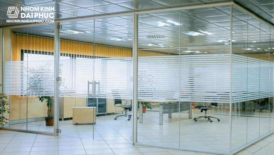 Khám phá ưu điểm của vách kính cường lực
