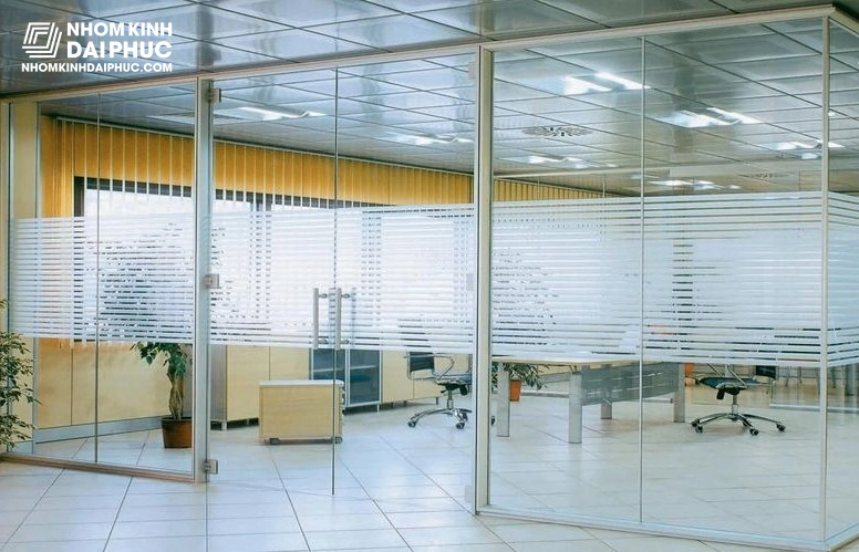 Vách Kính Cường Lực Cách Âm Trong Văn Phòng