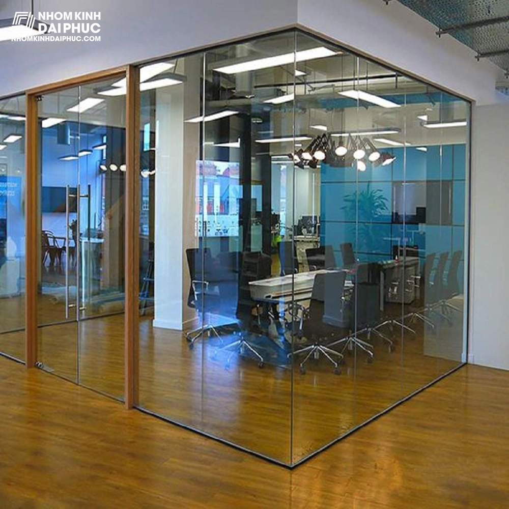 Vách Kính Văn Phòng Làm Việc