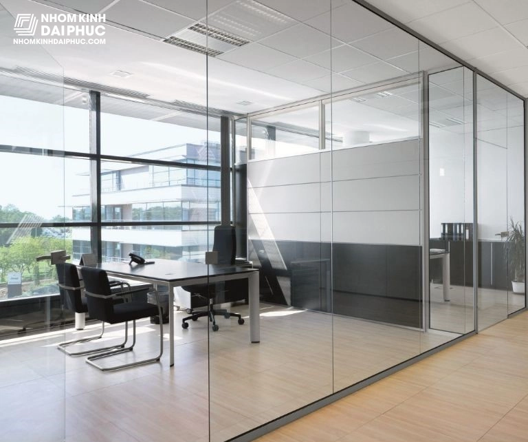 Giải mã khả năng chịu lực của vách kính cường lực