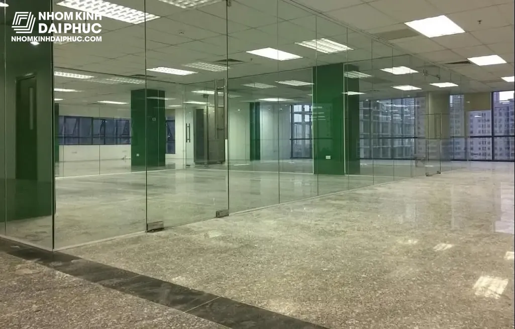 Vách Kính Văn Phòng