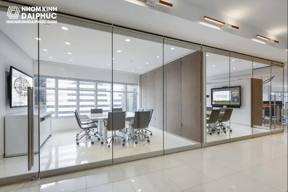 Vách Kính Văn Phòng - Giải Pháp Nội Thất Hiện Đại