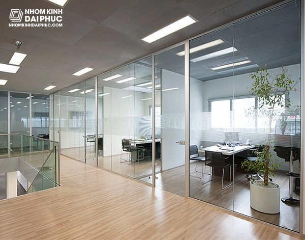 Ứng dụng vách ngăn kính cường lực trong văn phòng