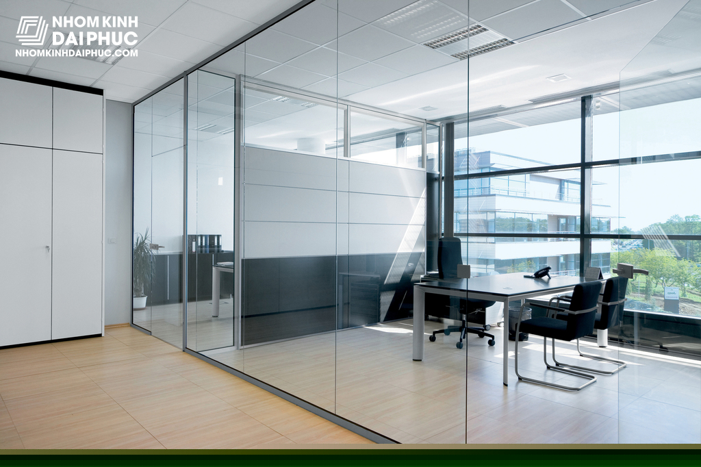 Vách ngăn kính cường lực giúp tiết kiệm không gian, mở rộng tầm nhìn
