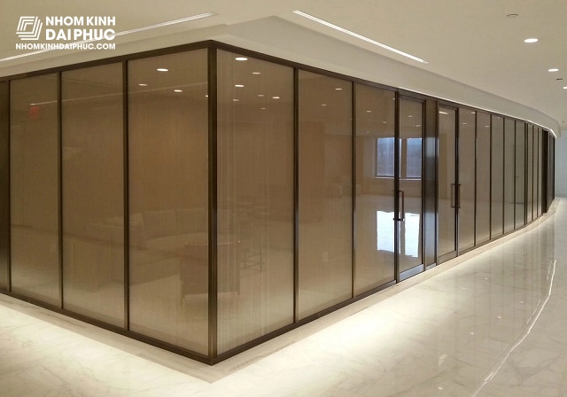 Vách ngăn bằng kính màu trà lợt trong văn phòng.