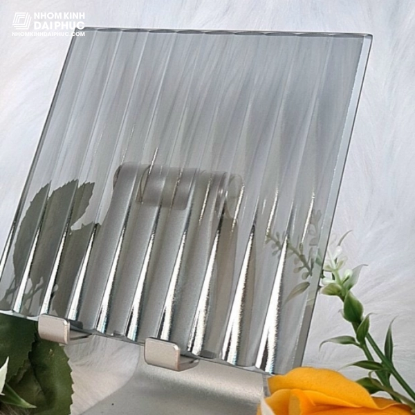 Kính sọc đúc 5ly màu xám khói