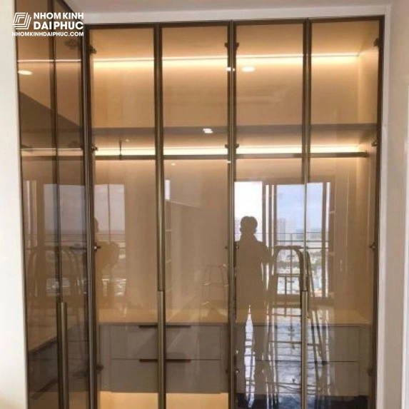 Kính trà lợt 5 ly sử dụng trong tủ phòng khách