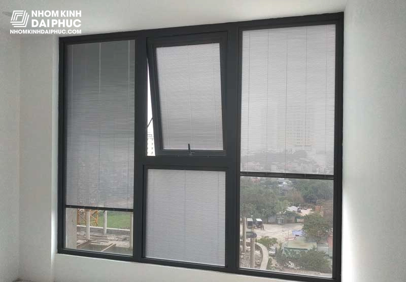 Vách kính hộp có rèm