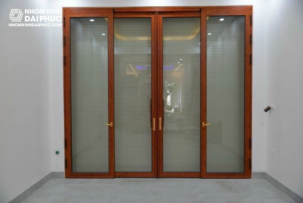 Cửa trượt quay 4 cánh màu vân gỗ