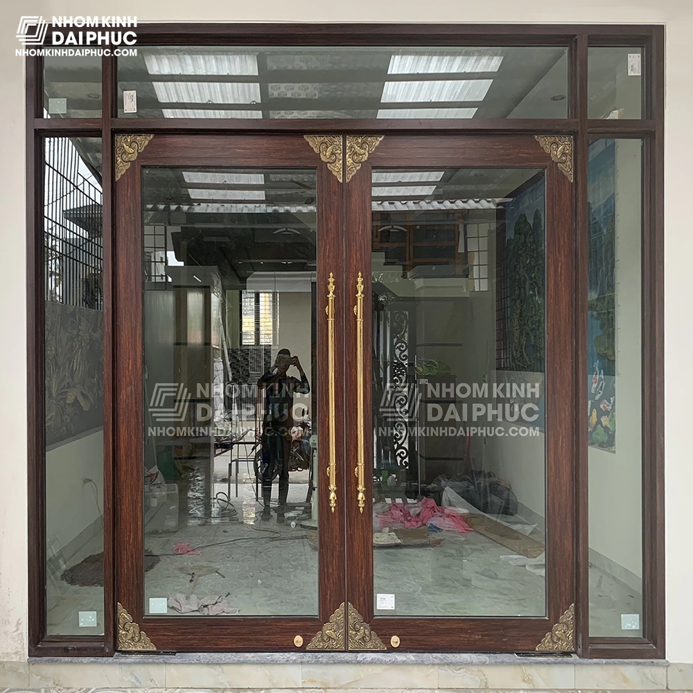 Cửa nhôm thủy lực màu vân gỗ trắc Cửa nhôm thủy lực màu vân gỗ trắc