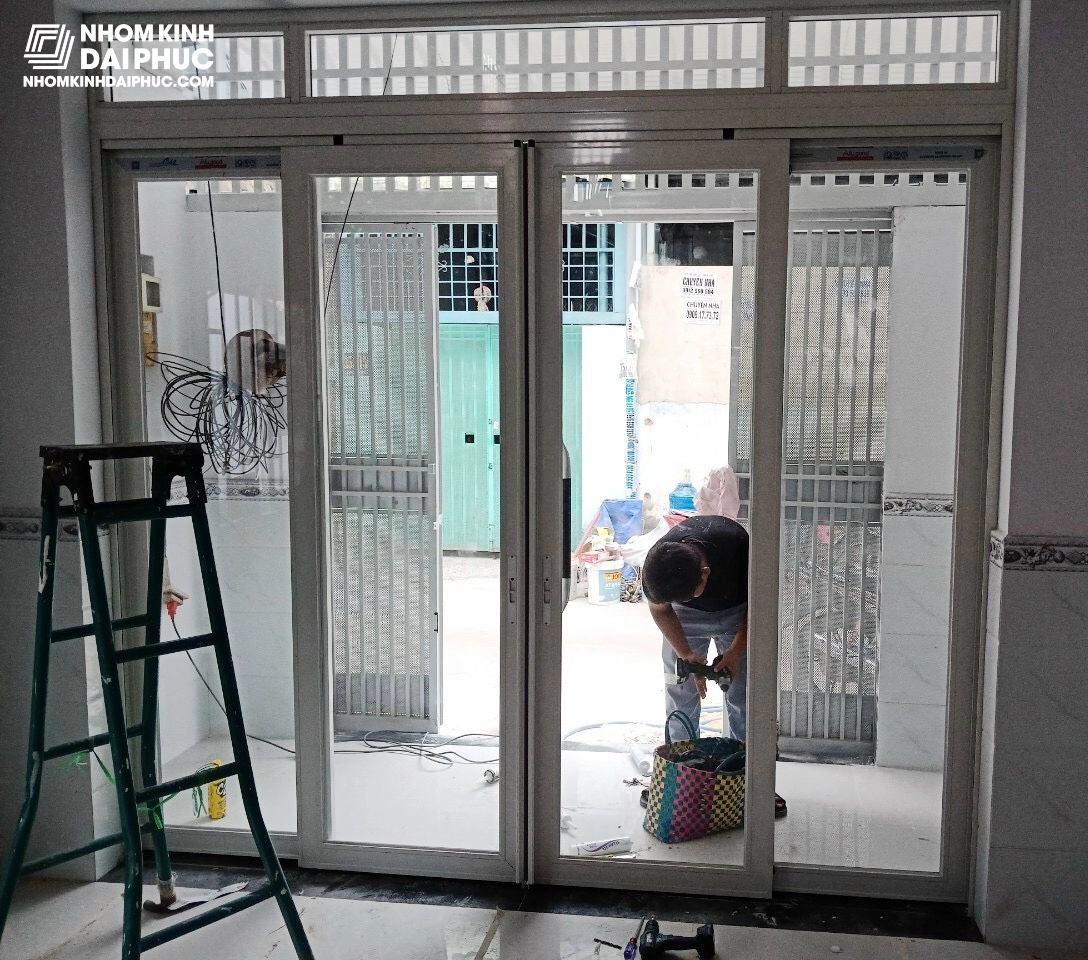 Cửa trượt quay 4 cánh màu trắng Cửa trượt quay 4 cánh màu trắng