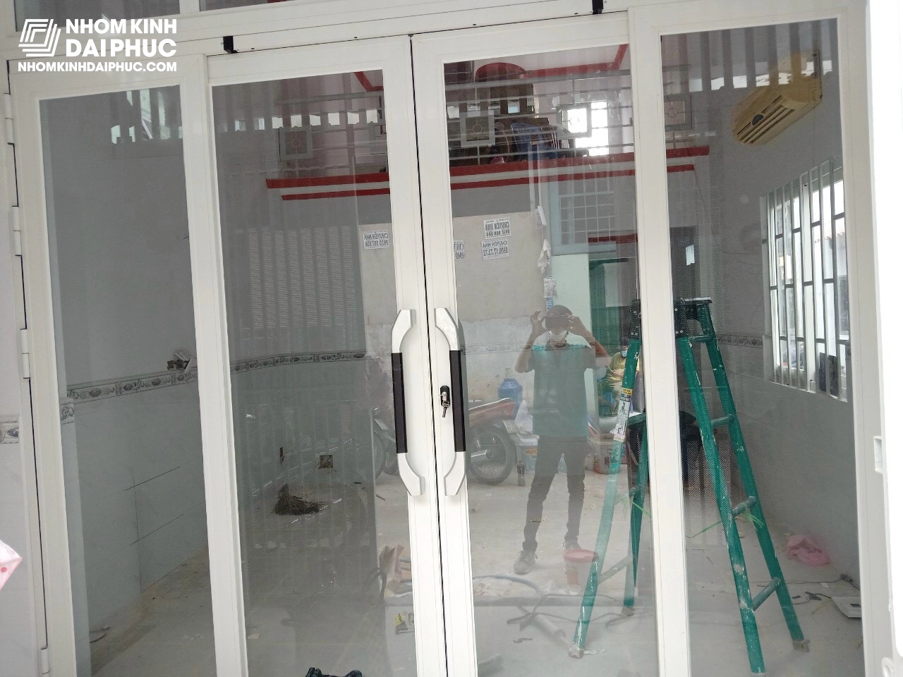 Cửa trượt quay 4 cánh màu trắng Cửa trượt quay 4 cánh màu trắng