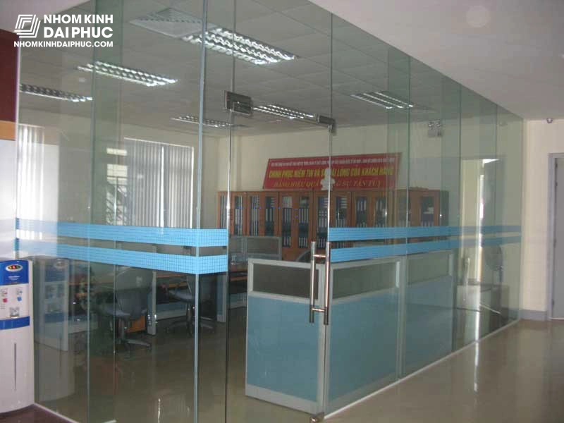 Vách kính cường lực ngăn phòng lạnh