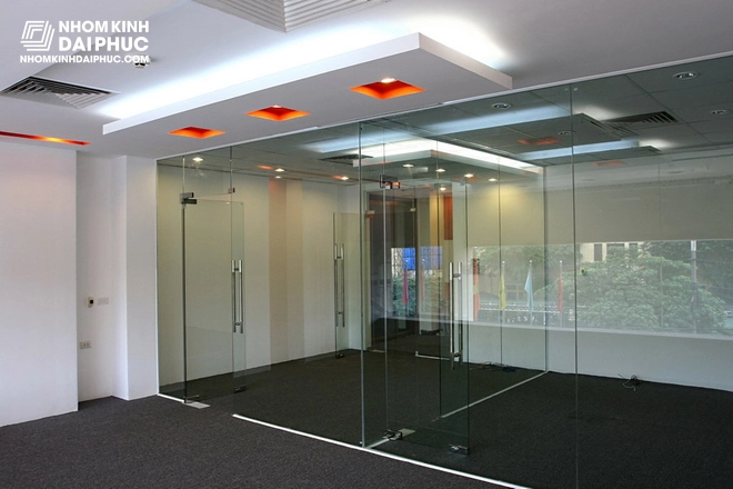 Vách Ngăn Kính Cường Lực