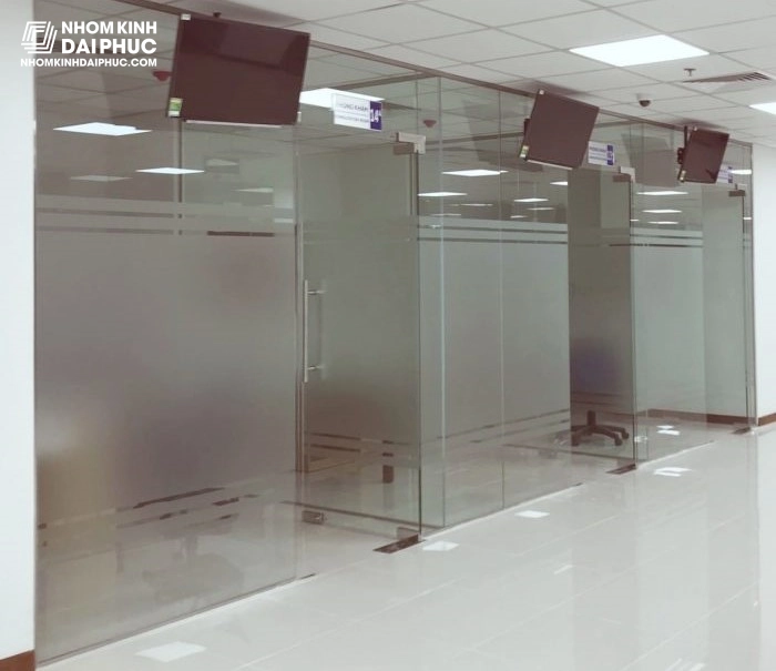 Vách kính cường lực 10 ly kính mờ