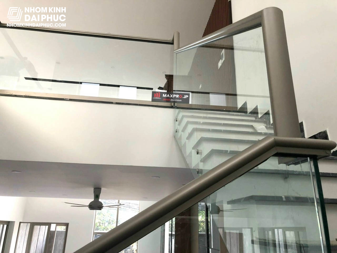 Cầu thang Maxpro tay vịn Mega