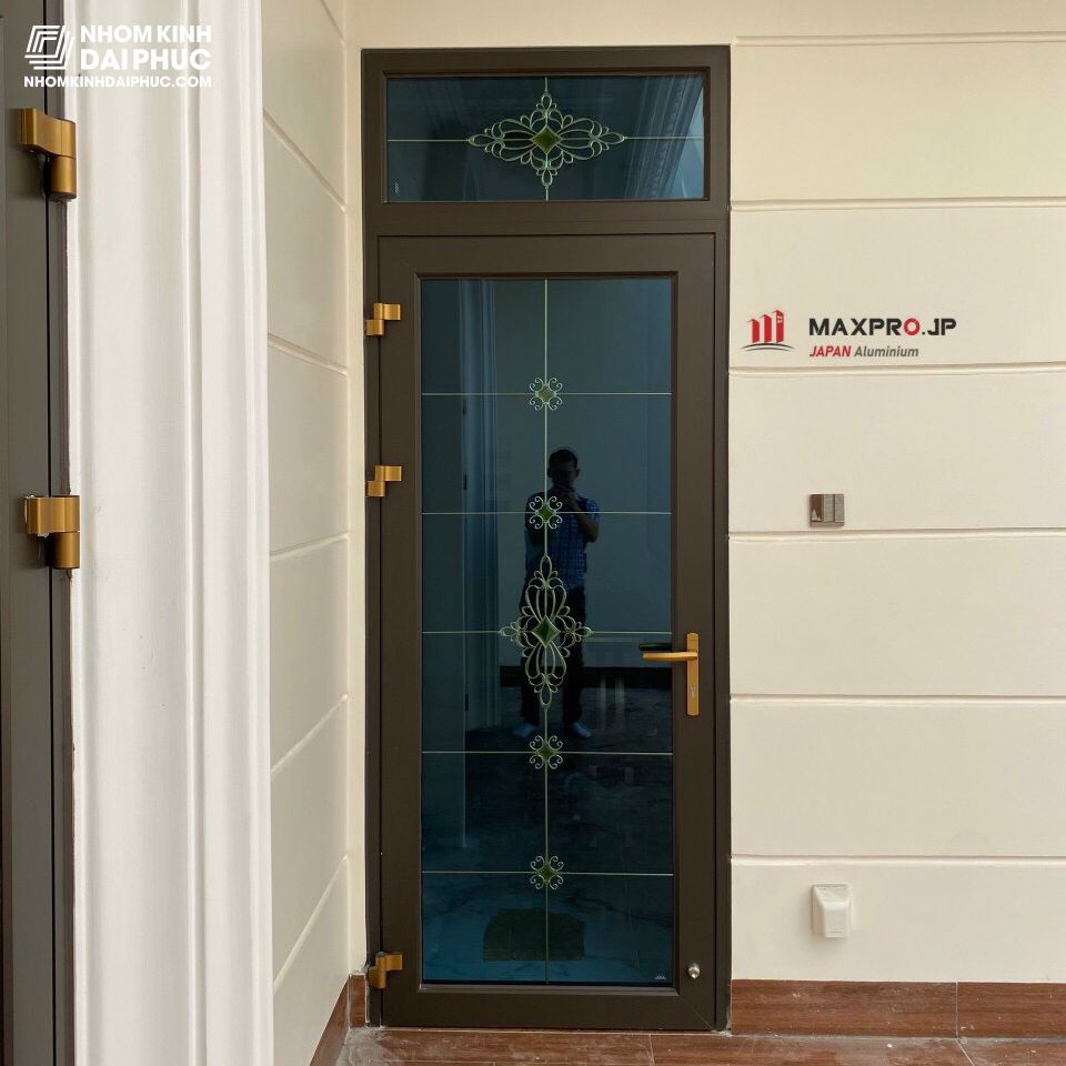 Cửa đi 1 cánh nhôm maxpro hệ 55 màu nâu thu