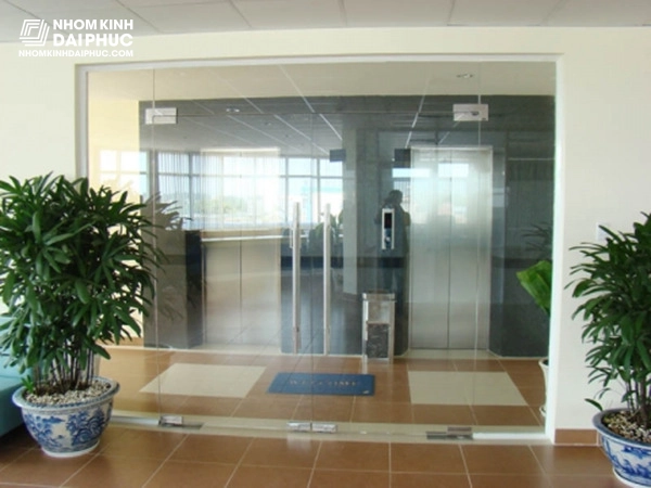 Cửa kính cường lực 2 cánh Ưu điểm và ứng dụng