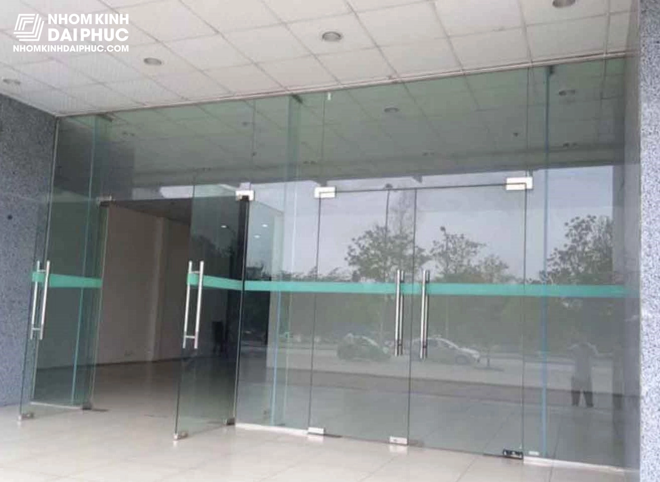 Cửa Kính Cường Lực Bản Lề Sàn Mở 2 Chiều