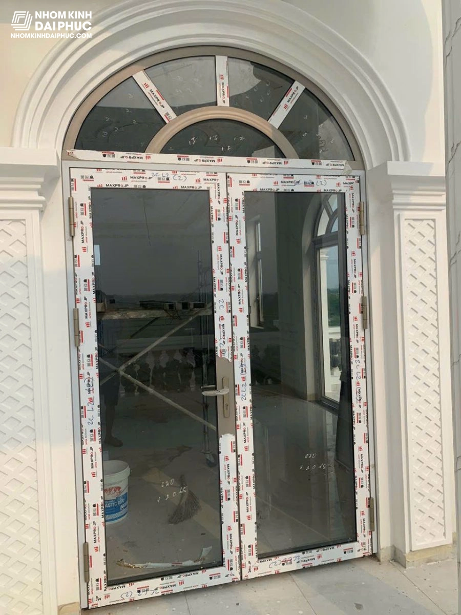 Cửa đi 2 cánh nhôm maxpro hệ 55 màu sâm banh