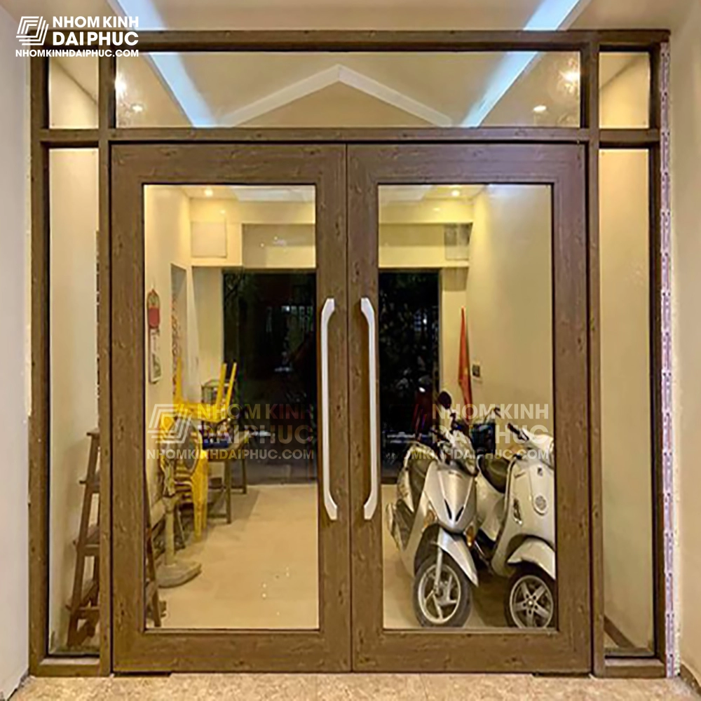 Mẫu cửa nhôm thủy lực màu gỗ hương