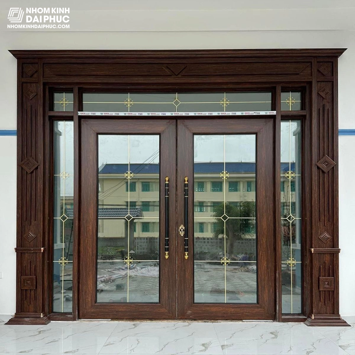 Cửa nhôm thủy thực Owin màu vân gỗ trắc