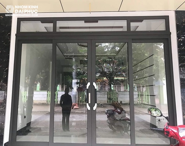 Cửa trượt quay 4 cánh màu xám ghi