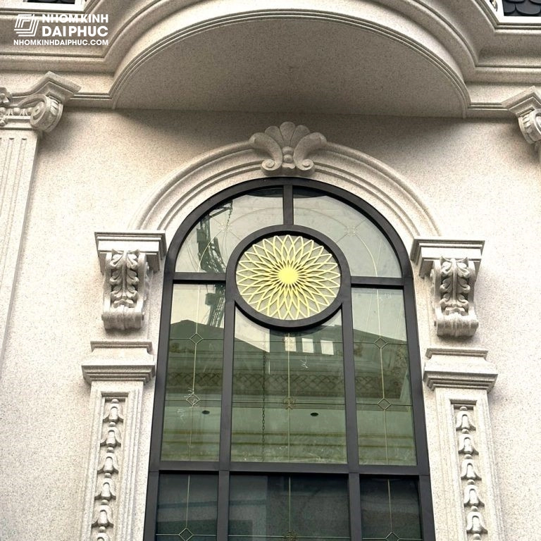 Cửa nhôm Xingfa uốn vòm kính hộp nan hoa trong công trình khách sạn