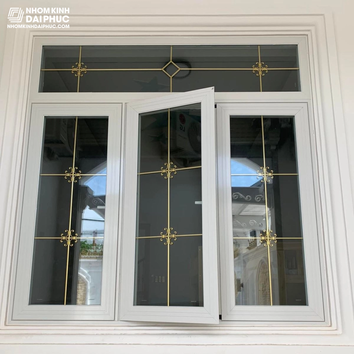 Cửa sổ 3 cánh mở nhôm xingfa kính hộp nan đồng