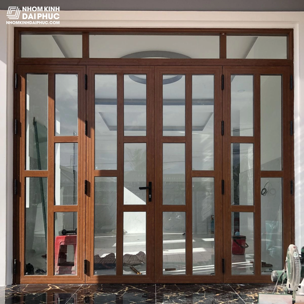 Cửa xingfa 4 cánh vân chia đố màu vân gỗ