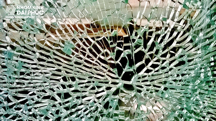 Kính cường lực khi vỡ