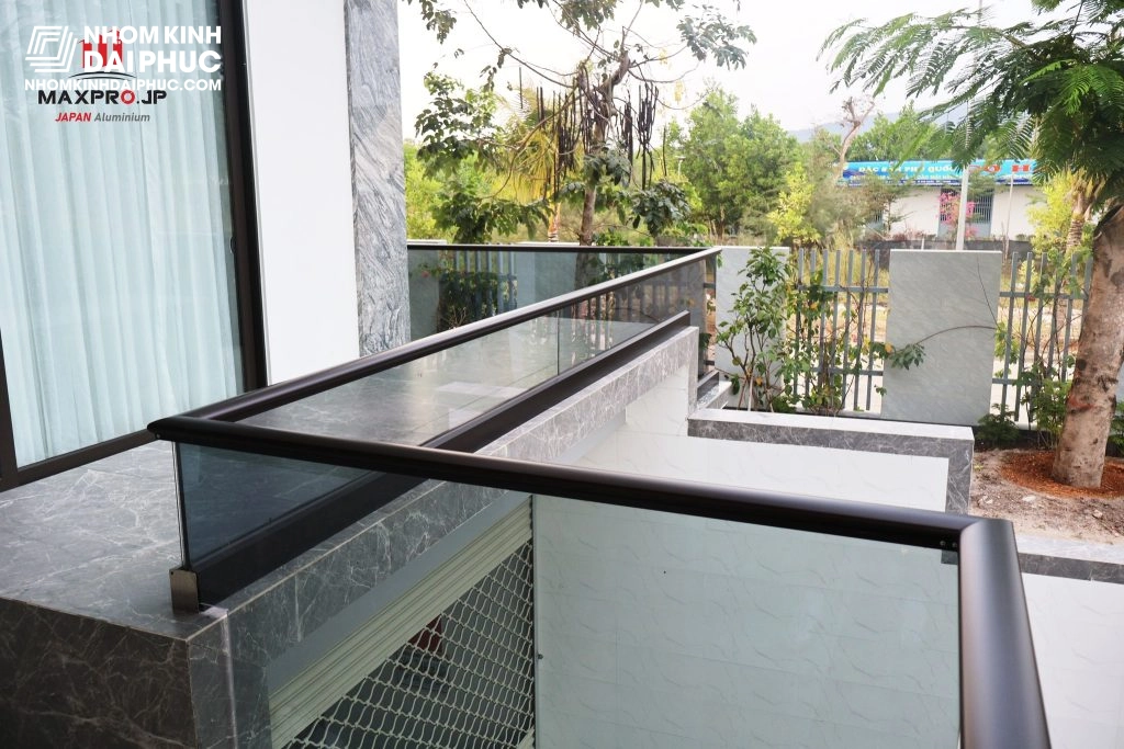 Lan can kính không trụ tay vịn nhôm Maxpro mẫu Mega