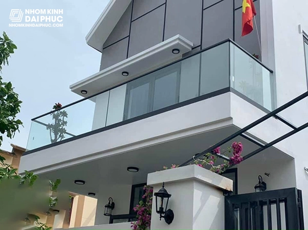 Lan can kính ban công Maxpro