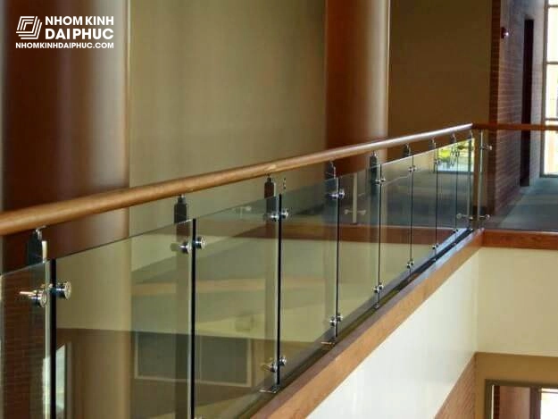 Lan can kính cường lực tay vịn gỗ