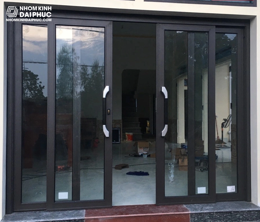 Cửa trượt quay 4 cánh màu nâu cà phê