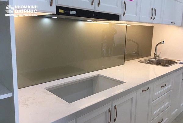 Mẫu kính ốp bếp màu vàng ánh trăng