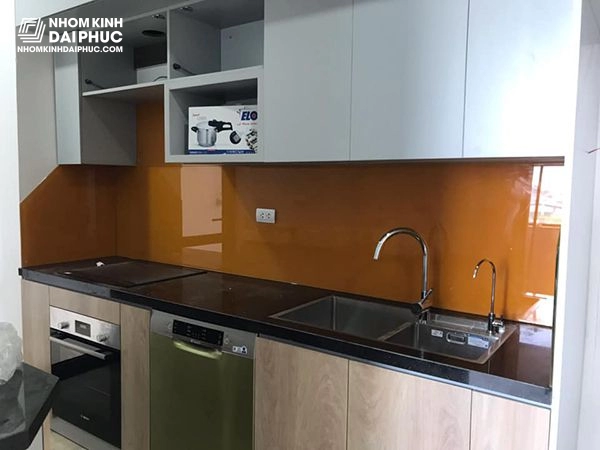 Mẫu kính ốp bếp màu cam vàng
