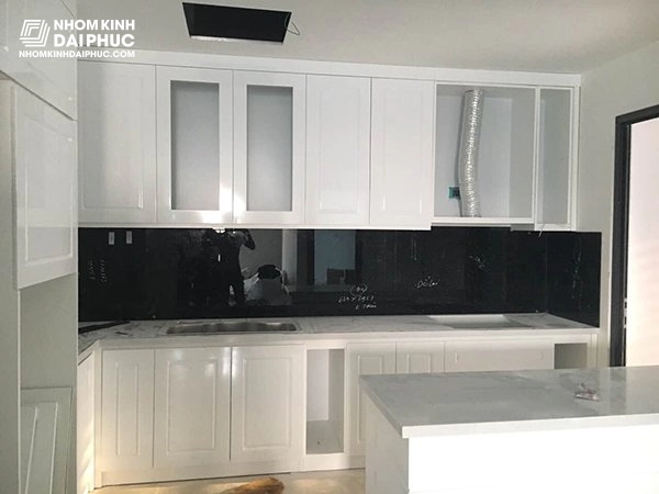 Mẫu kính ốp bếp màu đen đá
