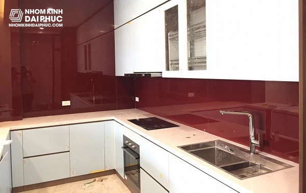Mẫu kính ốp bếp màu đỏ rubi