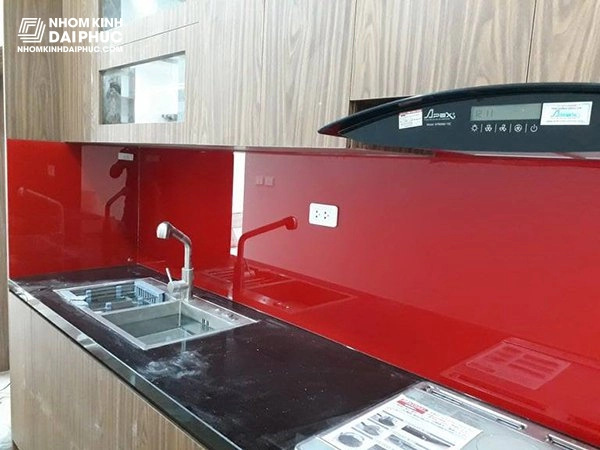 Mẫu kính ốp bếp đẹp màu đỏ rực